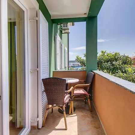 House Marissa By The Sea With Sea View Nerezine